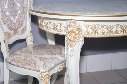 Комплект мебели для кухни стол Роза слоновая кость с золотой патиной и два стула Шейх белые с золотом, сиденье жаккард