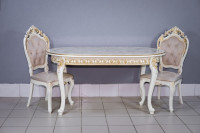 Комплект мебели для кухни стол Роза белый с золотой патиной и два стула Шейх белые с золотом, сиденье бежевый велюр с каретной стяжкой