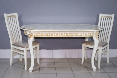 Комплект мебели для кухни стол Роза белый с золотой патиной и два стула Вегас белые с золотом, сиденье бежевый велюр.