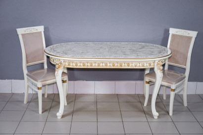 Комплект мебели для кухни стол Роза белый с золотой патиной и два стула Эдем белые с золотом, сиденье бежевый велюр.