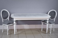 Комплект мебели для кухни стол Венеция белый серебро и два стула Медальон белый с серебряной патиной. Сиденье велюр серый.