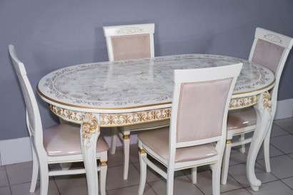 Комплект мебели для кухни стол Роза белый с золотой патиной и четыре стула Эдем белые с золотом, сиденье бежевый велюр.