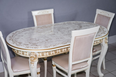 Комплект мебели для кухни стол Роза белый с золотой патиной и четыре стула Эдем белые с золотом, сиденье бежевый велюр.