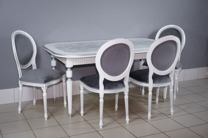 Комплект мебели для кухни стол Венеция белый серебро и четыре стула Медальон белый с серебряной патиной. Сиденье велюр серый.