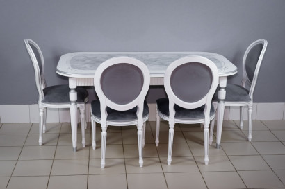 Комплект мебели для кухни стол Венеция белый серебро и четыре стула Медальон белый с серебряной патиной. Сиденье велюр серый.