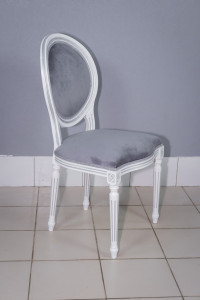 Стул кухонный Медальон белый с серебряной патиной. Велюр серый.