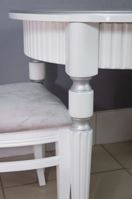 Комплект мебели для кухни стол Париж белый с серой патиной и два стула Вегас белый. Сиденье велюр серый.