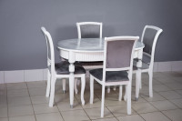 Комплект мебели для кухни стол Париж белый с серой патиной и четыре стула Кабриоль белый. Сиденье велюр серебро.