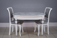 Комплект мебели для кухни стол Париж белый с серой патиной и два стула Кабриоль белый. Сиденье велюр серебро.