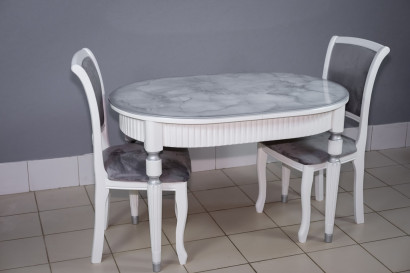  Комплект мебели для кухни стол Париж белый с серой патиной и два стула Кабриоль белый. Сиденье велюр серебро.