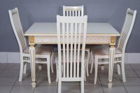 Комплект мебели для кухни стол Инфинити слоновая кость с золотой патиной и четыре стула Вегас белые, сиденье велюр бежевый