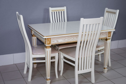 Комплект мебели для кухни стол Инфинити слоновая кость с золотой патиной и четыре стула Вегас белые, сиденье велюр бежевый