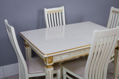 Комплект мебели для кухни стол Инфинити слоновая кость с золотой патиной и четыре стула Вегас белые, сиденье велюр бежевый