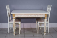 Комплект мебели для кухни стол Инфинити слоновая кость с золотой патиной и два стула Инфинити бежевый с золотом, сиденье велюр бежевый