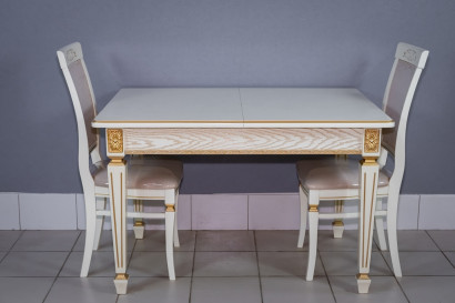 Комплект мебели для кухни стол Инфинити слоновая кость с золотой патиной и два стула Эдем белый с золотом, сиденье велюр бежевый