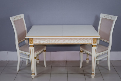 Комплект мебели для кухни стол Инфинити слоновая кость с золотой патиной и два стула Эдем белый с золотом, сиденье велюр бежевый