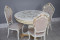 Комплект мебели для кухни стол Голд слоновая кость в золоте и три стула Шейх белый в золоте, сиденье велюр, спинка с каретной стяжкой
